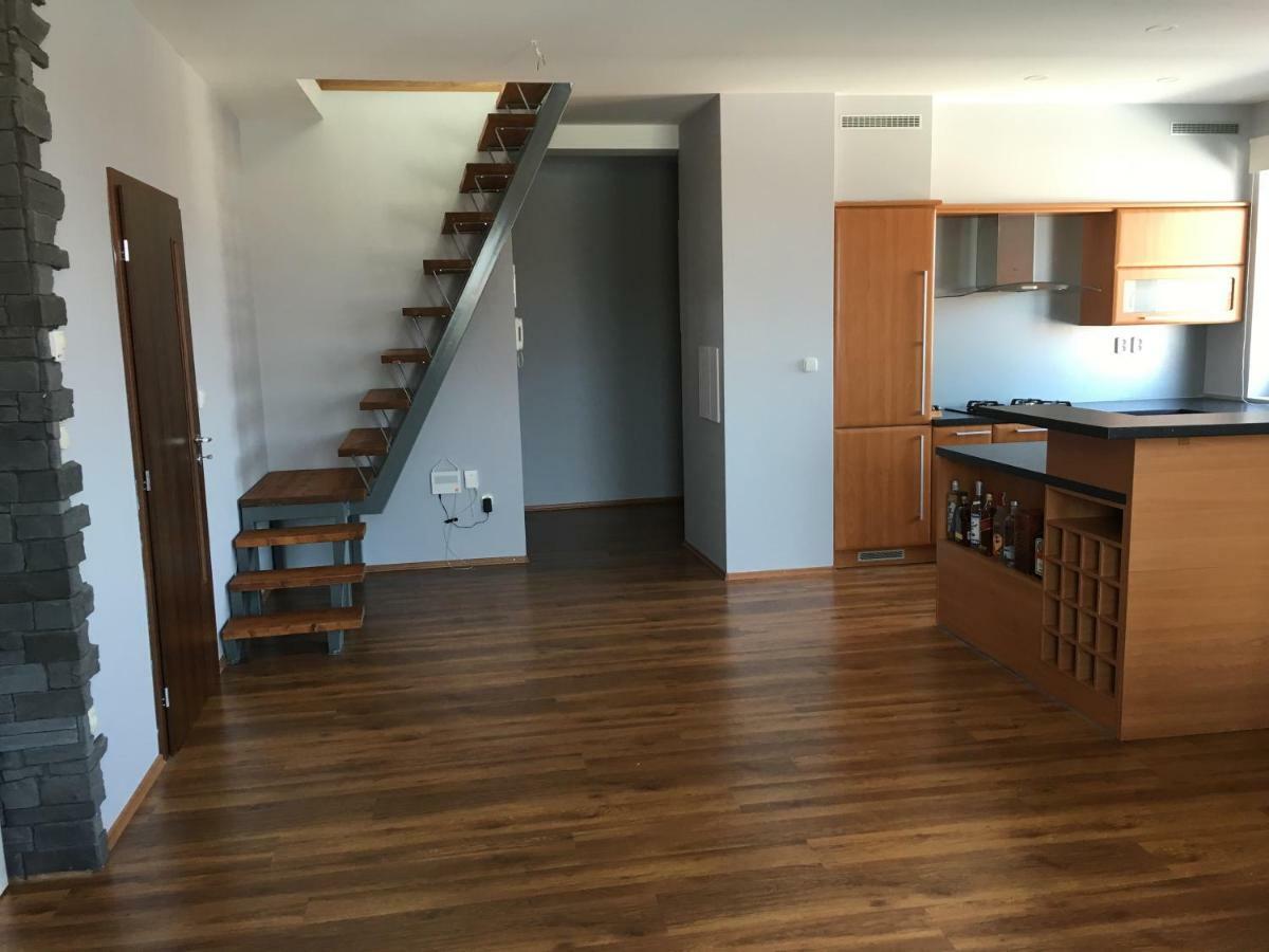 Spacious Apartment In Town Centre Nove Zamky Exterior photo